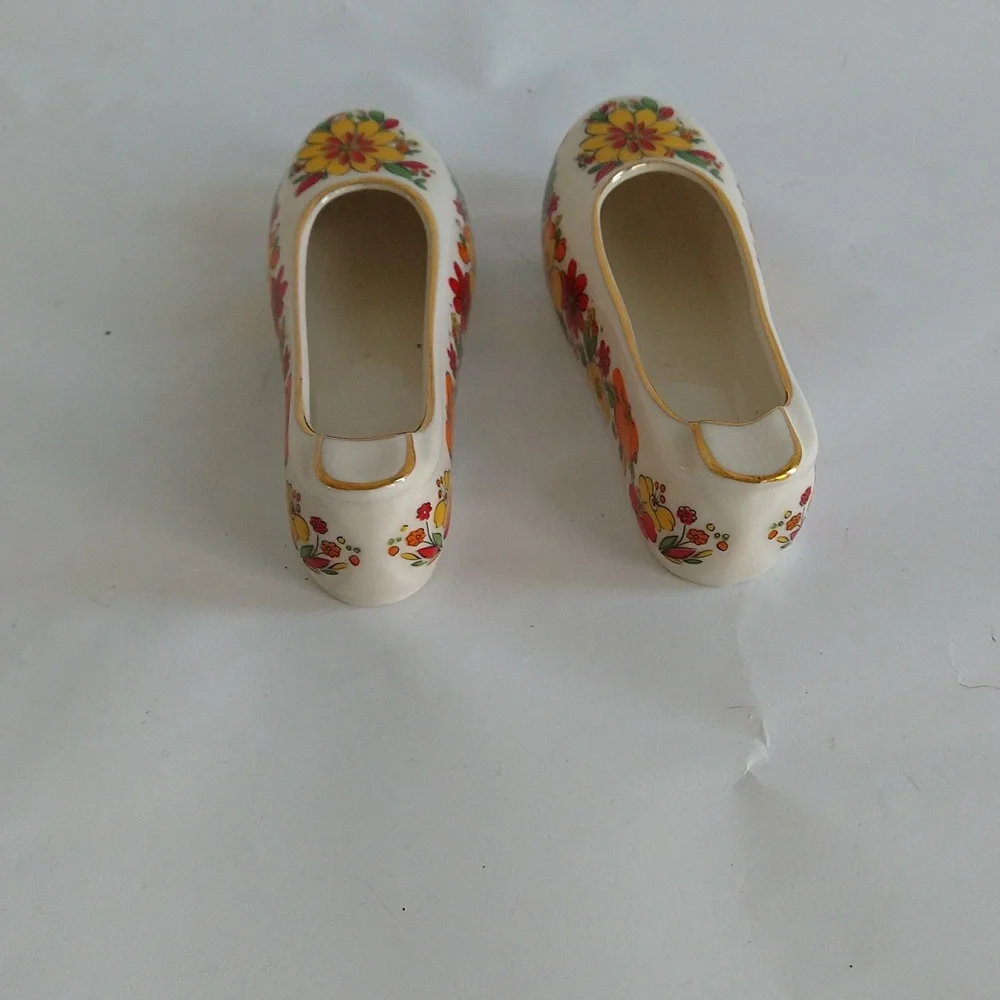 China Shoe Ashtrays Pair 1942 Haeng Nam Snow Bone Korea Shoes Flower Power